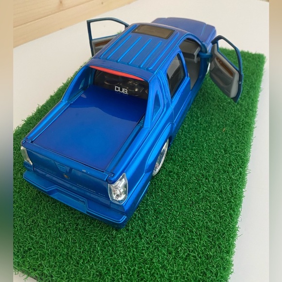 Jada Dub City 1:24 Diecast 2002 Cadillac Escalade EXT Blue Custom Lowrider Truck - Picture 4 of 14